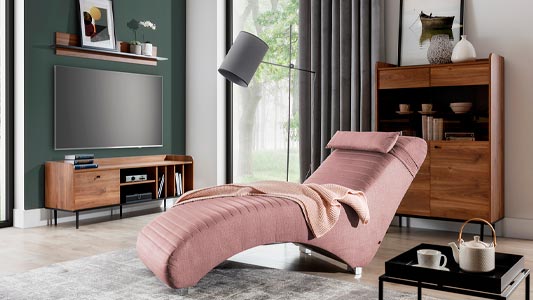Brown and powder pink in the living room - fashionable color combinations in interiors
